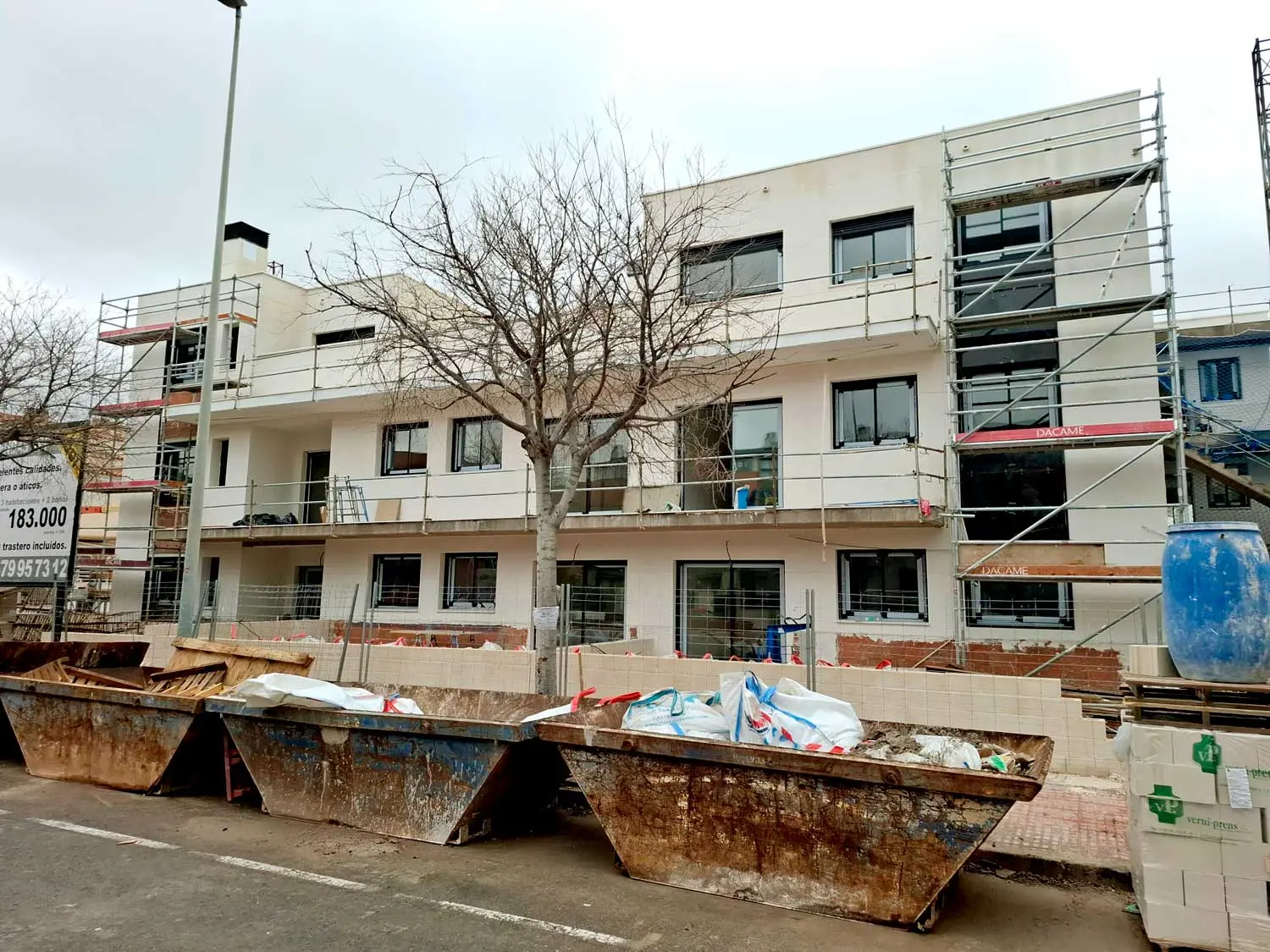 Haladás a Lledó Auditorium épületének építésében A Lledó Auditorium épületének homlokzata a befejező munkálatok szakaszában, állványokkal és biztonsági korlátokkal.