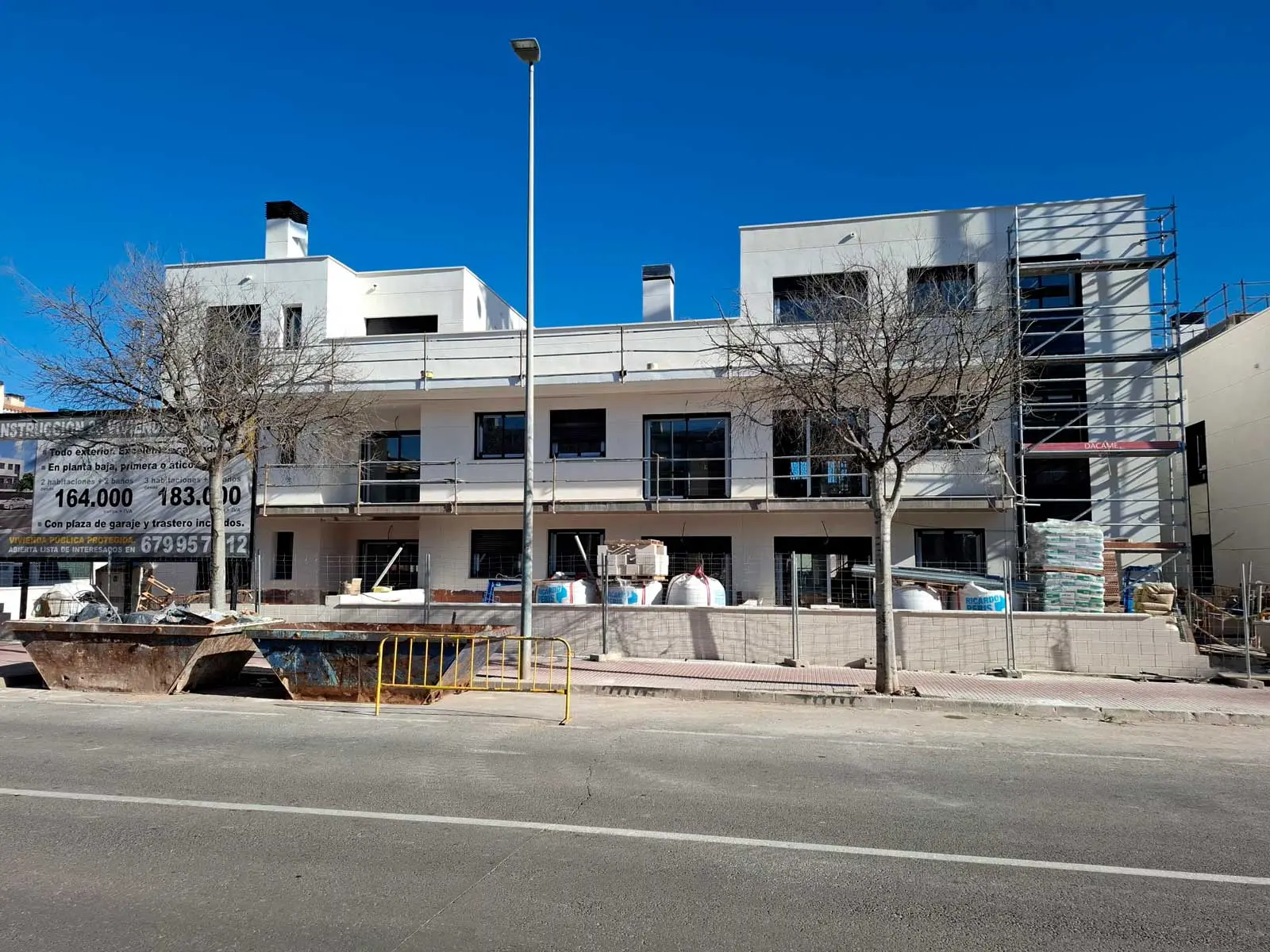 A Lledó Auditorium építési munkálatainak előrehaladása 2025 áprilisában Az Auditorium de Lledó épület homlokzata a munkálatok előrehaladott szakaszában, reklámtáblával