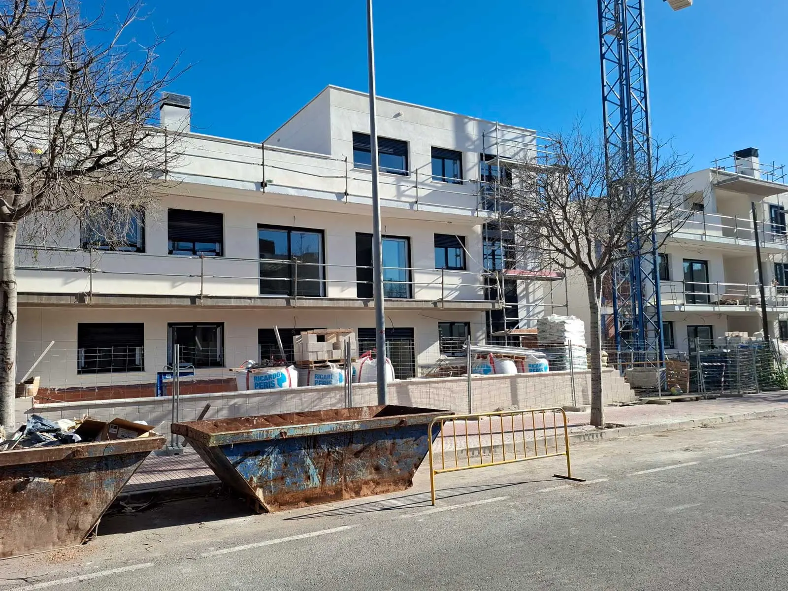 A Lledó Auditorium építési munkálatainak előrehaladása 2025 áprilisában Az Auditorium de Lledó épület homlokzata a munkálatok előrehaladott szakaszában, reklámtáblával