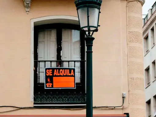 Appartement à louer à Castellón. Affiche annonçant un appartement à louer à Castellón accrochée à un balcon dans le centre-ville.