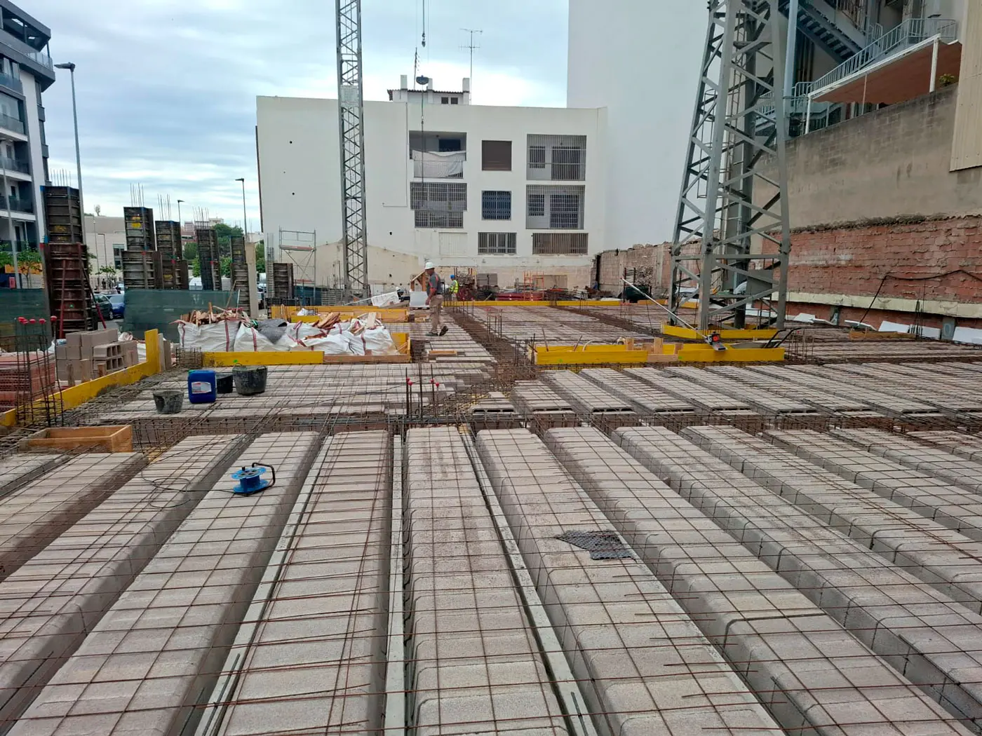 Postęp prac budowlanych przy budynku Luz – lipiec 2025 r. – stan wstępnej konstrukcji Budynek Luz w fazie konstrukcyjnej, z widocznym szalunkiem i blokami betonowymi