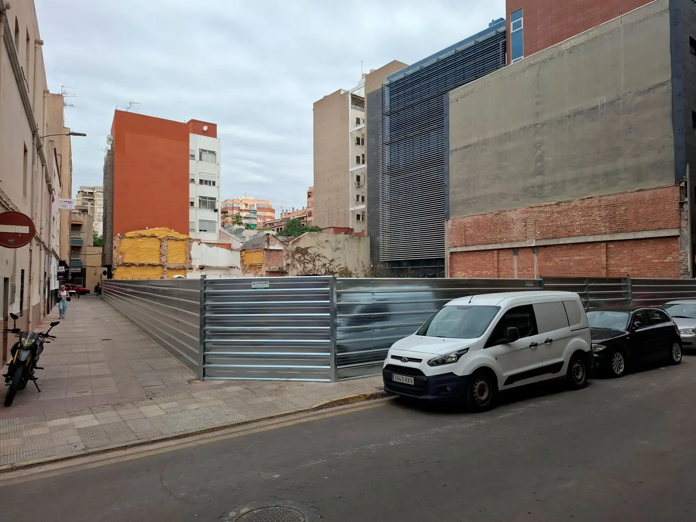 Rozpoczęcie budowy budynku Marqués na ogrodzonej działce w lipcu Działka zabudowana, ogrodzona blachą, przeznaczona pod budowę przyszłego budynku Marqués w centrum miasta