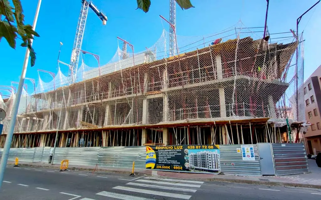 postęp-prac-budowa-budynku-luz-październik-2025-01 Trwająca budowa budynku Luz z widoczną konstrukcją w październiku 2025 r.