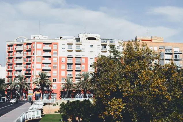 Podul care traversează Grădinile Turia din Valencia