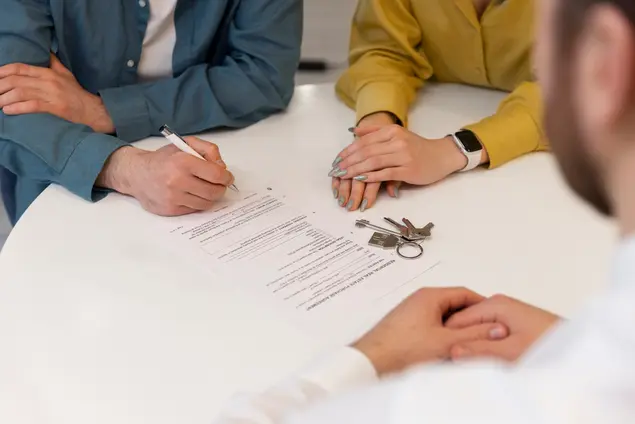 Semnarea contractului pentru apartamente noi în Castellón Un cuplu semnează contractul de vânzare-cumpărare pentru un apartament nou construit în Castellón