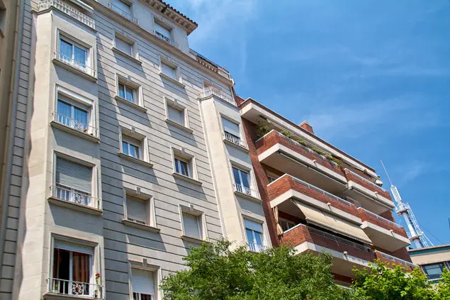 Appartement à Sensal Castellón dans un immeuble résidentiel Immeuble résidentiel avec balcons à Sensal Castellón, doté d'une façade moderne et proposant des logements dans un quartier urbain bien établi