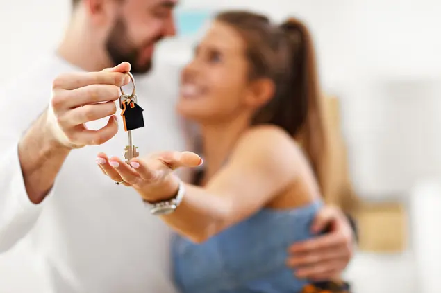 Properties in the centre of Castellón: your new home, your new start A happy couple receiving the keys to their new home in the centre of Castellón, ready to move in