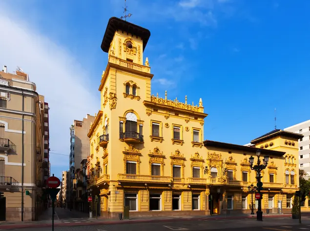 Homes in the centre of Castellón: enjoy the architecture and urban charm A historic building with unique architecture in the centre of Castellón, surrounded by residential properties and bustling streets