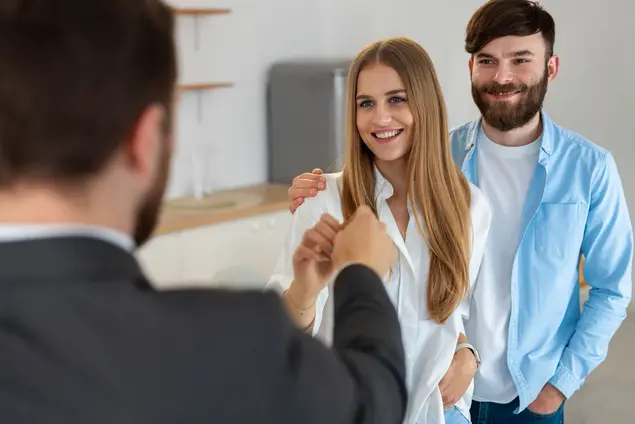 Predarea cheilor unei locuințe noi în Castellón către cumpărători mulțumiți Un cuplu primește cheile noului lor apartament din Castellón de la un agent imobiliar
