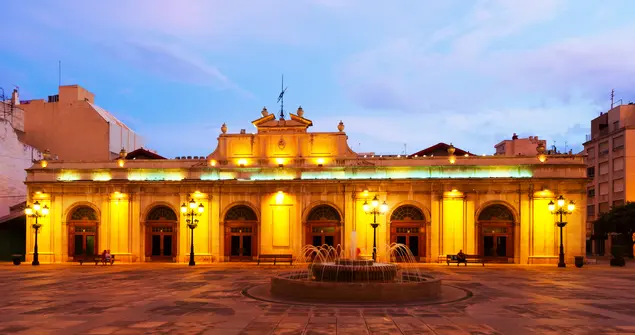 Properties in the centre of Castellón: close to the Plaza Mayor and the Old Market A night-time view of Castellón’s Old Market, near the residential buildings in the city centre