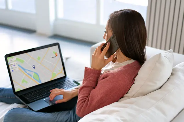 Căutați online apartamente noi în Castellón O făminte care caută apartamente noi în Castellón folosind o hartă pe laptopul ei
