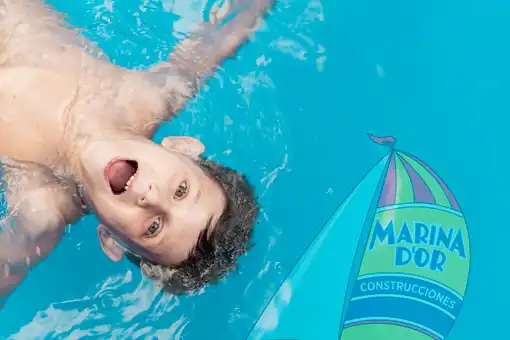 Piscina și alte spații comune la Marina d'Or Construcciones Copii care se distrează la piscina uneia dintre clădirile construite de Marina d'Or Construcciones